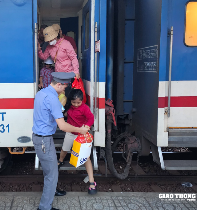 Khách đi tàu sau dịp Hè 2023 được giảm giá vé lên đến 30% - Ảnh 1.