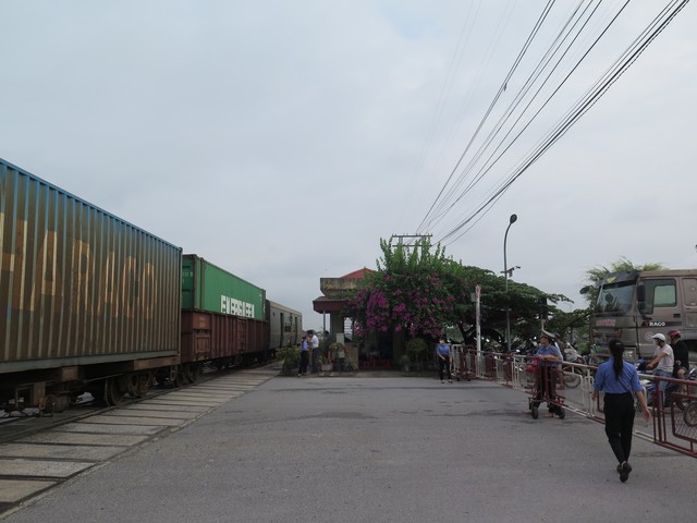 Từ 1/9, áp dụng quy định mới đối với lái tàu, nhân viên gác chắn đường sắt - Ảnh 1. Từ 1/9, áp dụng quy định mới đối với lái tàu, nhân viên gác chắn đường sắt - Ảnh 1.