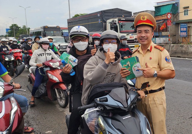TP.HCM CSGT tặng nước suối, khăn lạnh hỗ trợ người dân về quê nghỉ lễ 2/9 - Ảnh 8.