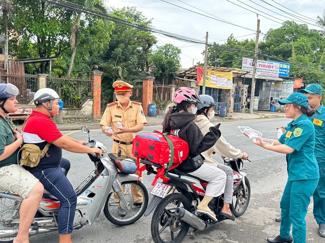 TP.HCM CSGT tặng nước suối, khăn lạnh hỗ trợ người dân về quê nghỉ lễ 2/9 - Ảnh 6.