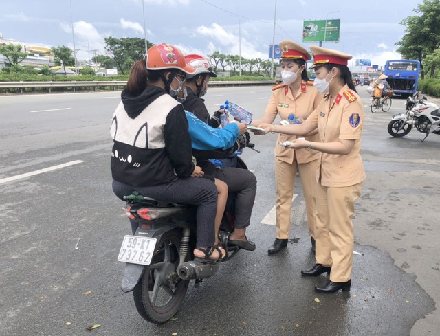 TP.HCM CSGT tặng nước suối, khăn lạnh hỗ trợ người dân về quê nghỉ lễ 2/9 - Ảnh 7.