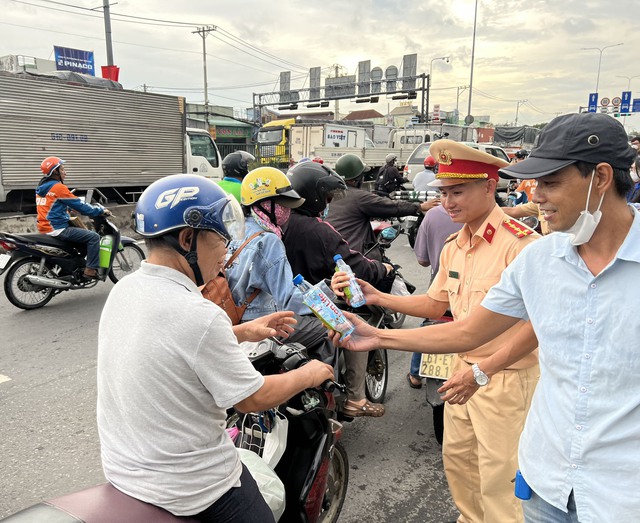 TP.HCM CSGT tặng nước suối, khăn lạnh hỗ trợ người dân về quê nghỉ lễ 2/9 - Ảnh 5.