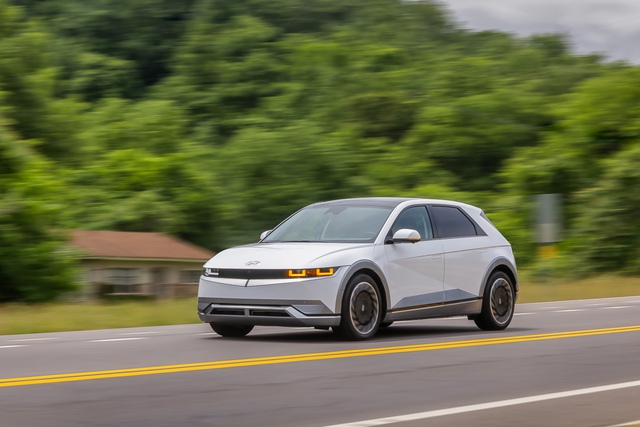 Bảng giá xe Hyundai tháng 8/2023: Bổ sung xe điện Ioniq 5, khuyến mại khách mua trả góp - Ảnh 1. Mẫu xe thuần điện Ioniq 5 lắp ráp trong nước vừa chính thức ra mắt thị trường Việt Nam. giá xe Hyundai