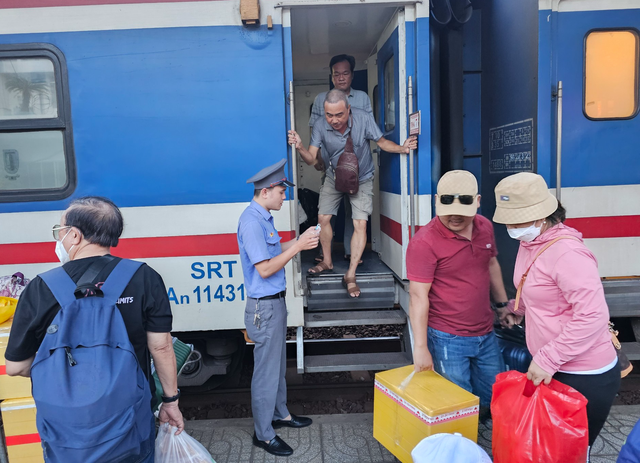 Đi tàu hỏa từ TP. HCM ra Hà Nội chỉ có 615 nghìn đồng là có thật - Ảnh 1.