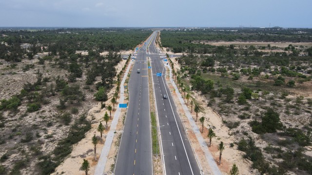 Đảm bảo ATGT trong quá trình thông xe qua làn mới trên đường ven biển Võ Chí Công - Ảnh 1.