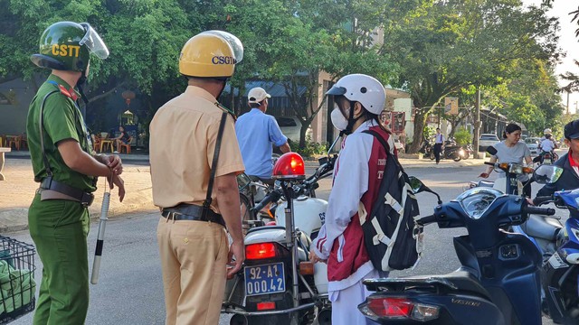 Lực lượng CSGT Quảng Nam xử phạt nhiều trường hợp học sinh vi phạm trận tự ATGT - Ảnh 1.