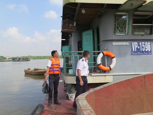 Cảng vụ đường thủy sẽ quản lý cả cảng, bến và luồng chạy tàu - Ảnh 1.