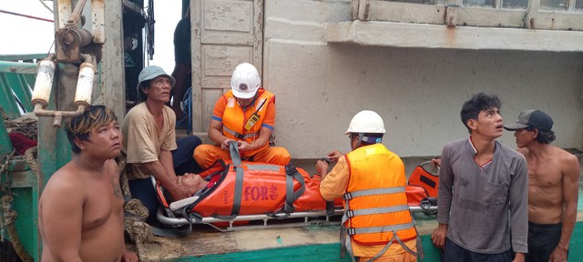 Cứu nạn kịp thời ngư dân bất ngờ bị tai biến trên Biển Đông - Ảnh 1.