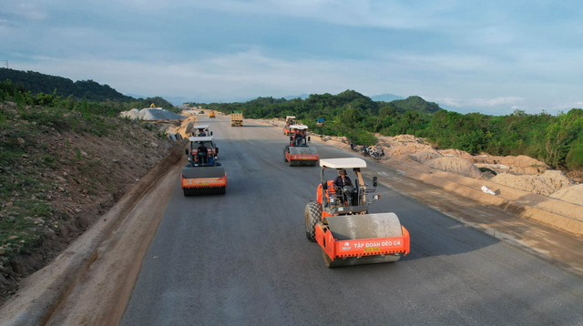 Thủ tướng chỉ đạo "khẩn": Trong tháng 10/2023 hoàn thành xây dựng, ban hành Quy chuẩn đường bộ cao tốc - Ảnh 1.