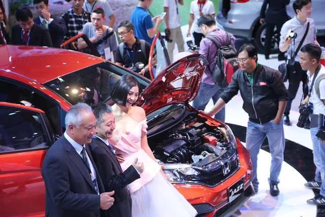 Thị trường ô tô VIệt Nam thường bị bị ảnh hưởng bởi tâm lý tháng Ngâu của không ít người tiêu dùng. Mùa Ngâu kìm hãm sức mua ô tô tháng 8/2023, sụt giảm 9% so với tháng trước