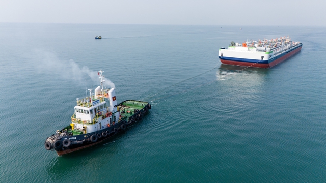 Cận cảnh quá trình đánh chìm tàu mẹ Hua Rui Long để đưa 2 sà lan biển lên tại vịnh Lan Hạ - Ảnh 2.