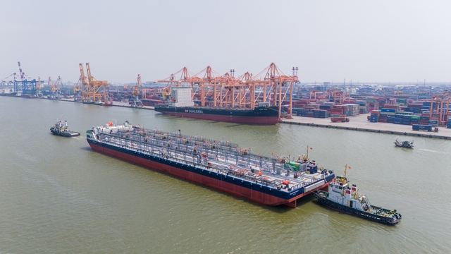 Cận cảnh quá trình đánh chìm tàu mẹ Hua Rui Long để đưa 2 sà lan biển lên tại vịnh Lan Hạ - Ảnh 3.