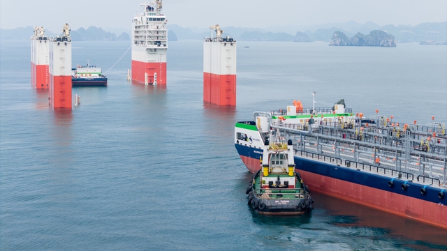 Cận cảnh quá trình đánh chìm tàu mẹ Hua Rui Long để đưa 2 sà lan biển lên tại vịnh Lan Hạ - Ảnh 4.