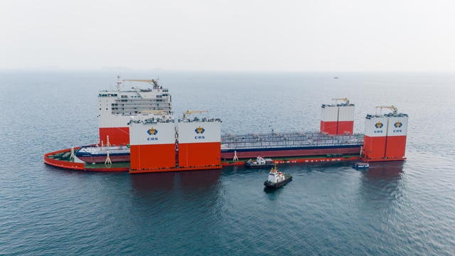 Cận cảnh quá trình đánh chìm tàu mẹ Hua Rui Long để đưa 2 sà lan biển lên tại vịnh Lan Hạ - Ảnh 5.