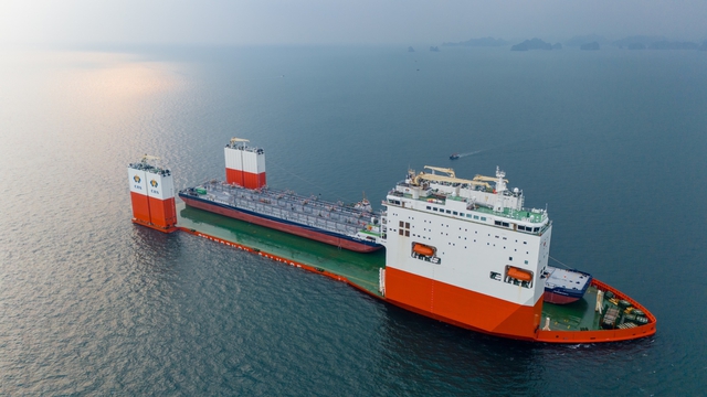 Cận cảnh quá trình đánh chìm tàu mẹ Hua Rui Long để đưa 2 sà lan biển lên tại vịnh Lan Hạ - Ảnh 6.