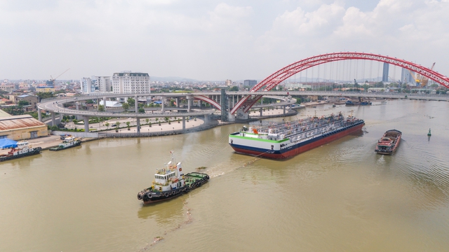 Cận cảnh quá trình đánh chìm tàu mẹ Hua Rui Long để đưa 2 sà lan biển lên tại vịnh Lan Hạ - Ảnh 1.