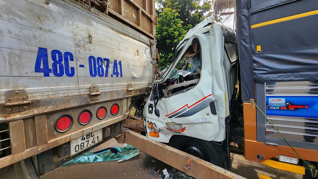 Tránh ô tô con, hai xe tải tông nhau khiến tài xế mắc kẹt trong cabin - Ảnh 2.