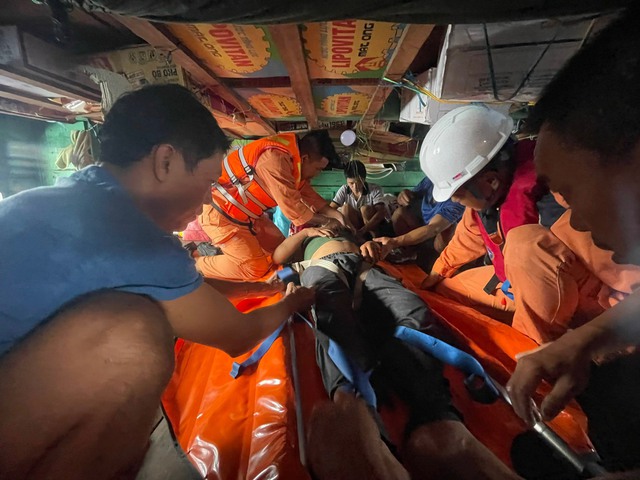 Xuyên đêm cứu nạn thuyền viên bị tai biến trên vùng biển quần đảo Trường Sa - Ảnh 1.