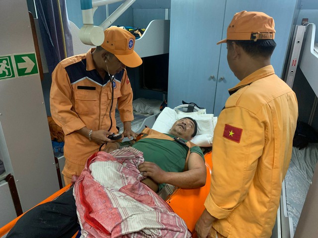 Xuyên đêm cứu nạn thuyền viên bị tai biến trên vùng biển quần đảo Trường Sa - Ảnh 3.