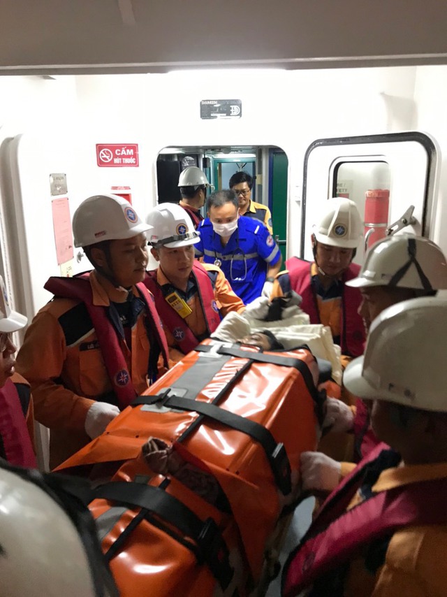 Xuyên đêm cứu nạn thuyền viên bị tai biến trên vùng biển quần đảo Trường Sa - Ảnh 4.