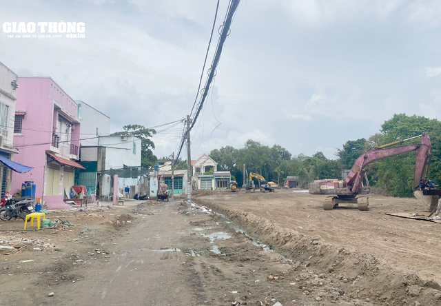 TP.HCM: Dự án mở rộng QL50 gần 1.500 tỷ chậm tiến độ do không có mặt bằng thi công - Ảnh 2. TP.HCM: Dự án mở rộng QL50 gần 1.500 tỷ chậm tiến độ do không có mặt bằng thi công - Ảnh 2.