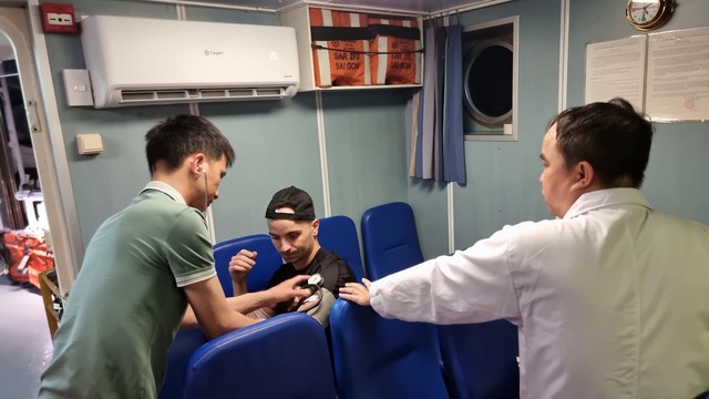 Cứu nạn kịp thời thuyền viên tàu nước ngoài bị tai nạn lao động trên vùng biển Việt Nam - Ảnh 2.