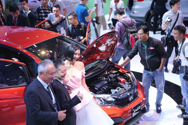 Sự sụt giảm sức tiêu thụ ô tô tháng 8/2023 được cho là một phần do "vướng" phải "mùa Ngâu". Thế giới xe tuần qua