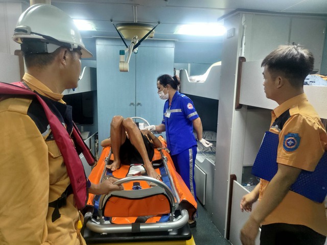 Tàu SAR 273 khẩn cấp về bờ, cứu ngư dân đau ruột thừa trên tàu cá Quảng Nam - Ảnh 2.