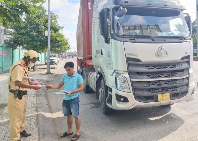 TP.HCM: CSGT xử phạt hơn 5.000 trường hợp xe container và xe khách vi phạm trong một tháng - Ảnh 1.