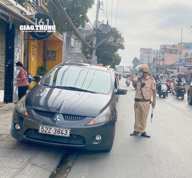 TP.HCM chính thức thu phí sử dụng vỉa hè đầu năm 2024, dự kiến hơn 1.500 tỷ đồng/năm - Ảnh 1.