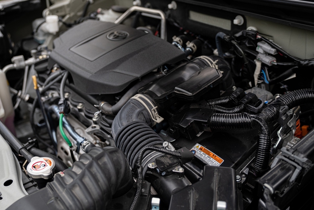 Khoang động cơ trên phiên bản Yaris Cross 1.5 HEV. Toyota Yaris Cross 2023