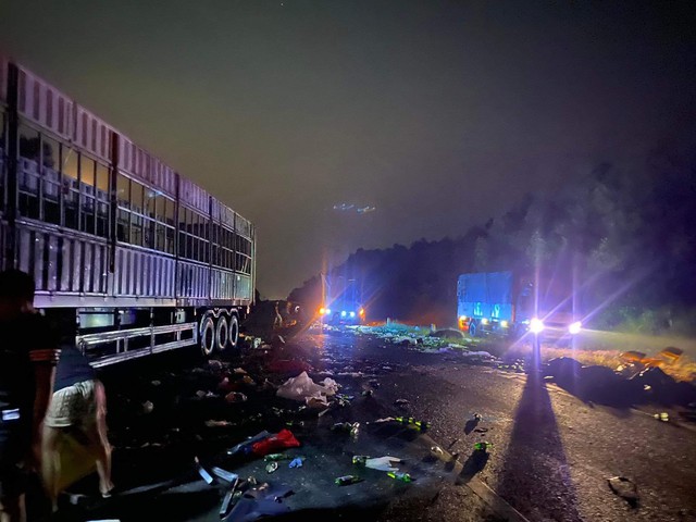 Xe đầu kéo đối đầu xe tải trên cao tốc Cam Lộ - La Sơn - Ảnh 2.