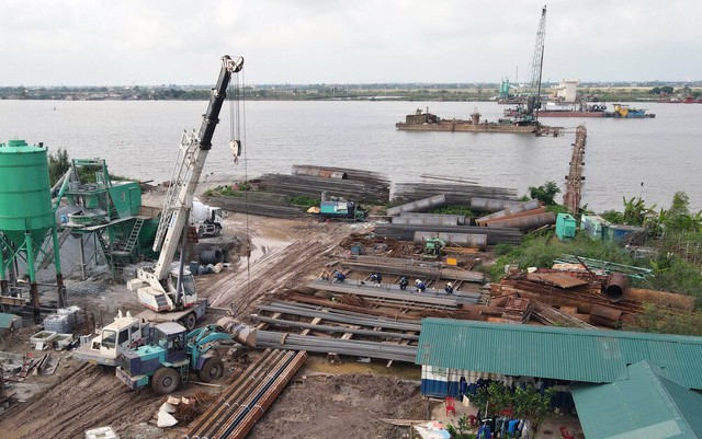 Hạn chế giao thông thủy trên sông Đáy để thi cầu vượt 1.450 tỷ đồng - Ảnh 1.