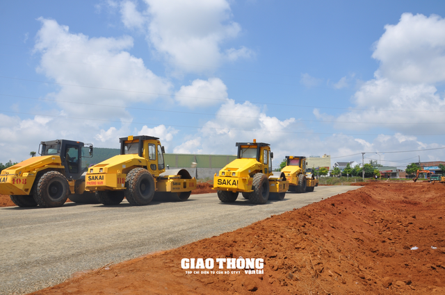 Khẩn trương giải quyết dứt điểm mặt bằng, gia hạn cấp phép mỏ vật liệu thi công QL19 - Ảnh 1.