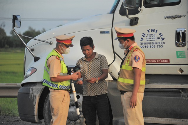 Quảng Trị: Ba tài xế bị phạt 35 triều đồng, tước GPLX 23 tháng do vi phạm nồng độ cồn, ma túy - Ảnh 2. Quảng Trị: Ba tài xế bị phạt 35 triều đồng, tước GPLX 23 tháng do vi phạm nồng độ cồn, ma túy - Ảnh 2.