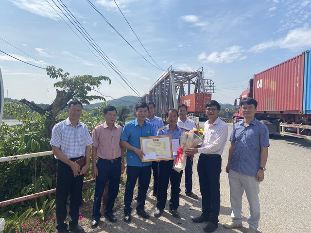 Người rơi xuống sông Lục Nam được nhân viên đường sắt cứu sống - Ảnh 1.