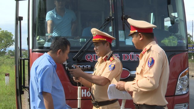 Quảng Trị: Ba tài xế bị phạt 35 triều đồng, tước GPLX 23 tháng do vi phạm nồng độ cồn, ma túy - Ảnh 1. Quảng Trị: Ba tài xế bị phạt 35 triều đồng, tước GPLX 23 tháng do vi phạm nồng độ cồn, ma túy - Ảnh 1.