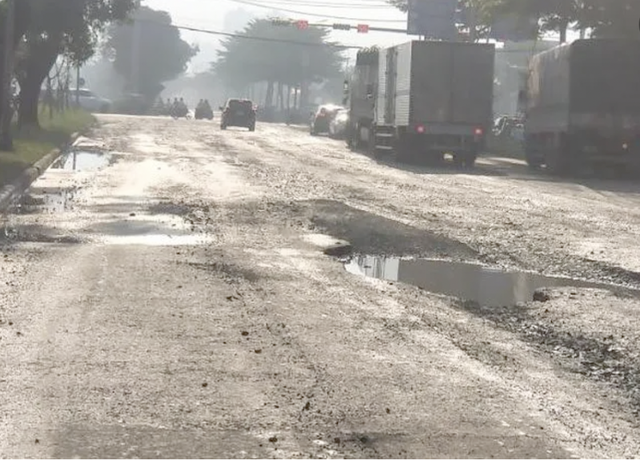 Đường Nguyễn Văn Linh xuống cấp gây mất an toàn giao thông - Ảnh 2.