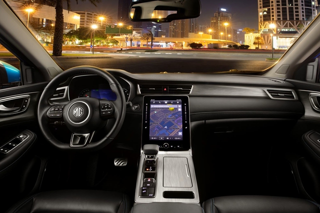 Cùng với khoảng giá thấp, các trang bị công nghệ của MG RX5 cũng nghèo nàn hơn đối thủ.