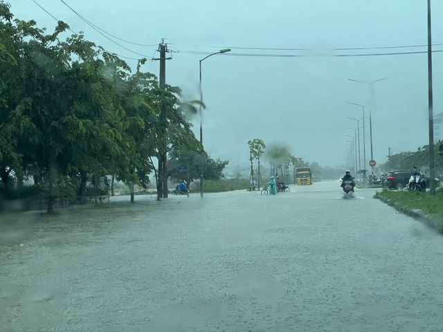 Mưa lớn khiến nhiều tuyến đường ở TP. Huế ngập cục bộ - Ảnh 7.