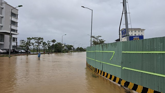 Mưa lớn khiến nhiều tuyến đường ở TP. Huế ngập cục bộ - Ảnh 6.