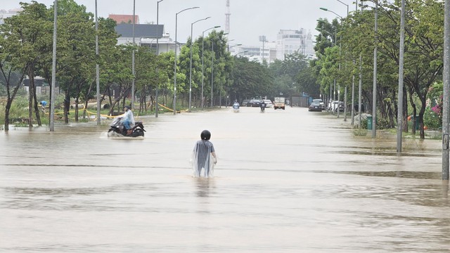 Mưa lớn khiến nhiều tuyến đường ở TP. Huế ngập cục bộ - Ảnh 4.