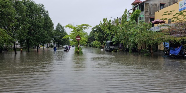 Mưa lớn khiến nhiều tuyến đường ở TP. Huế ngập cục bộ - Ảnh 1.