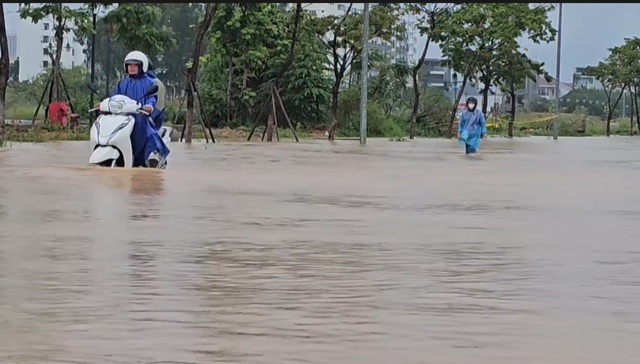 Mưa lớn khiến nhiều tuyến đường ở TP. Huế ngập cục bộ - Ảnh 8.