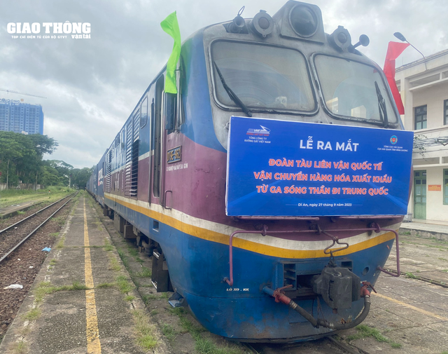 Chính thức đưa vào hoạt động đoàn tàu vận chuyển hàng hóa từ ga Sóng Thần đi Trung Quốc - Ảnh 1.