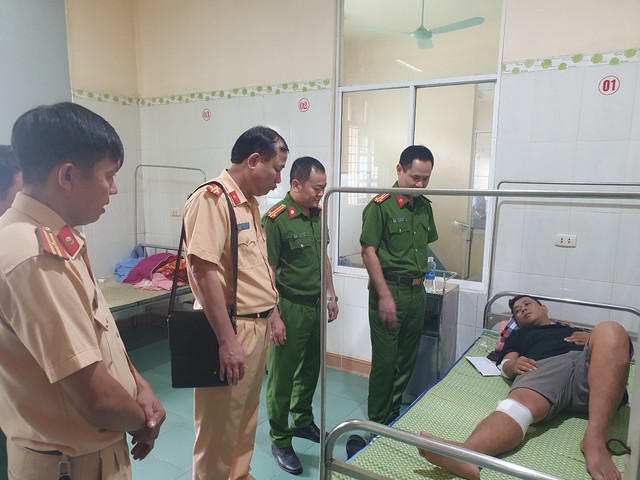 Quảng Trị: Nam thanh niên lái xe máy tông vào chiến sĩ CSGT đang làm nhiệm vụ - Ảnh 1.