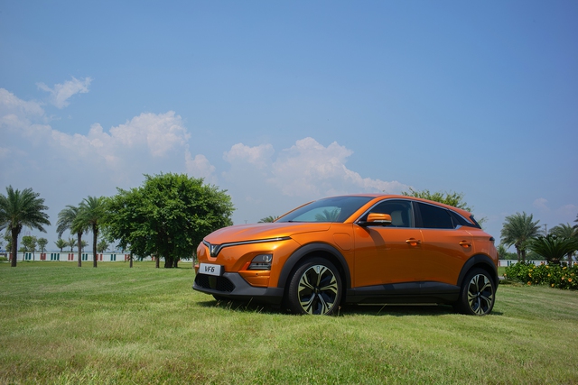 VinFast VF 6 chính thức ra mắt, giá từ 675 triệu đồng - Ảnh 2.