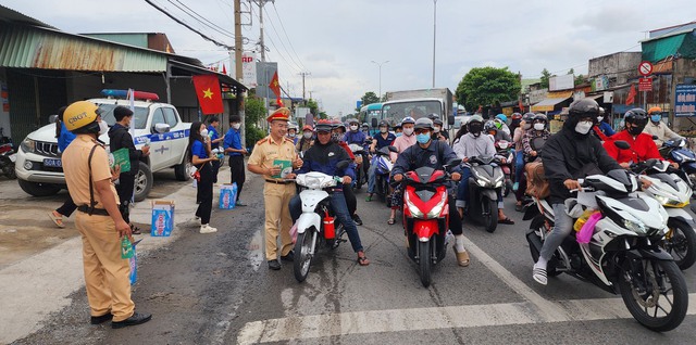 CSGT đảm bảo giao thông cho người dân quay TP.HCM lại sau kỳ nghỉ lễ 2/9 - Ảnh 1.