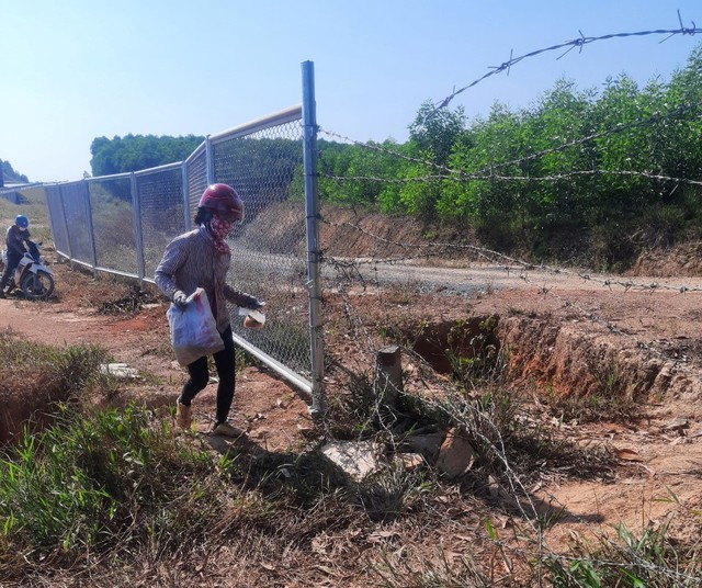 Người dân tự ý tháo gỡ hàng rào ra vào trên cao tốc Cam Lộ - La Sơn - Ảnh 1.