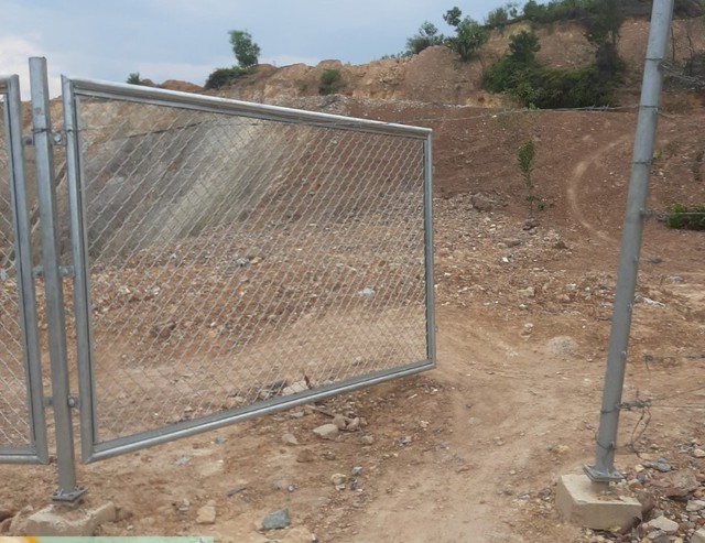 Người dân tự ý tháo gỡ hàng rào ra vào trên cao tốc Cam Lộ - La Sơn - Ảnh 2.